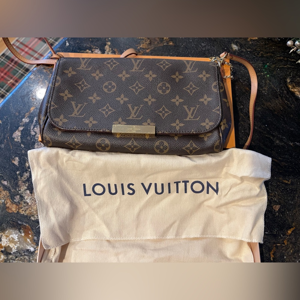 Super Rare 2018 discontinued Louis Vuitton favorite Mm cross body bag.
